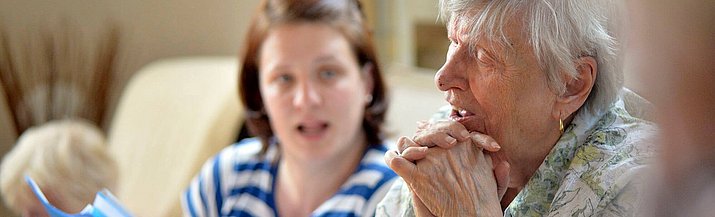 Ältere Person mit jüngerer person beim gemeinsamen Singen