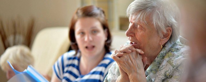 Ältere Person mit jüngerer person beim gemeinsamen Singen